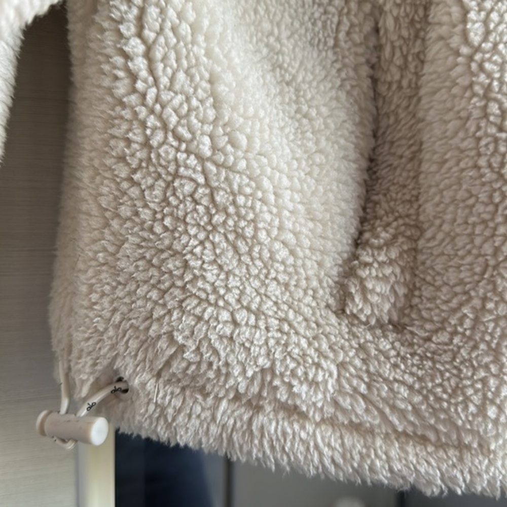ALO Yoga Teddy Sherpa - Picture 2 of 5